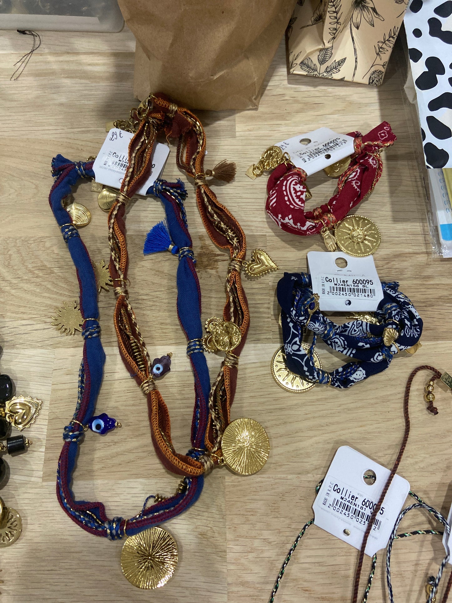 collier tissu breloques