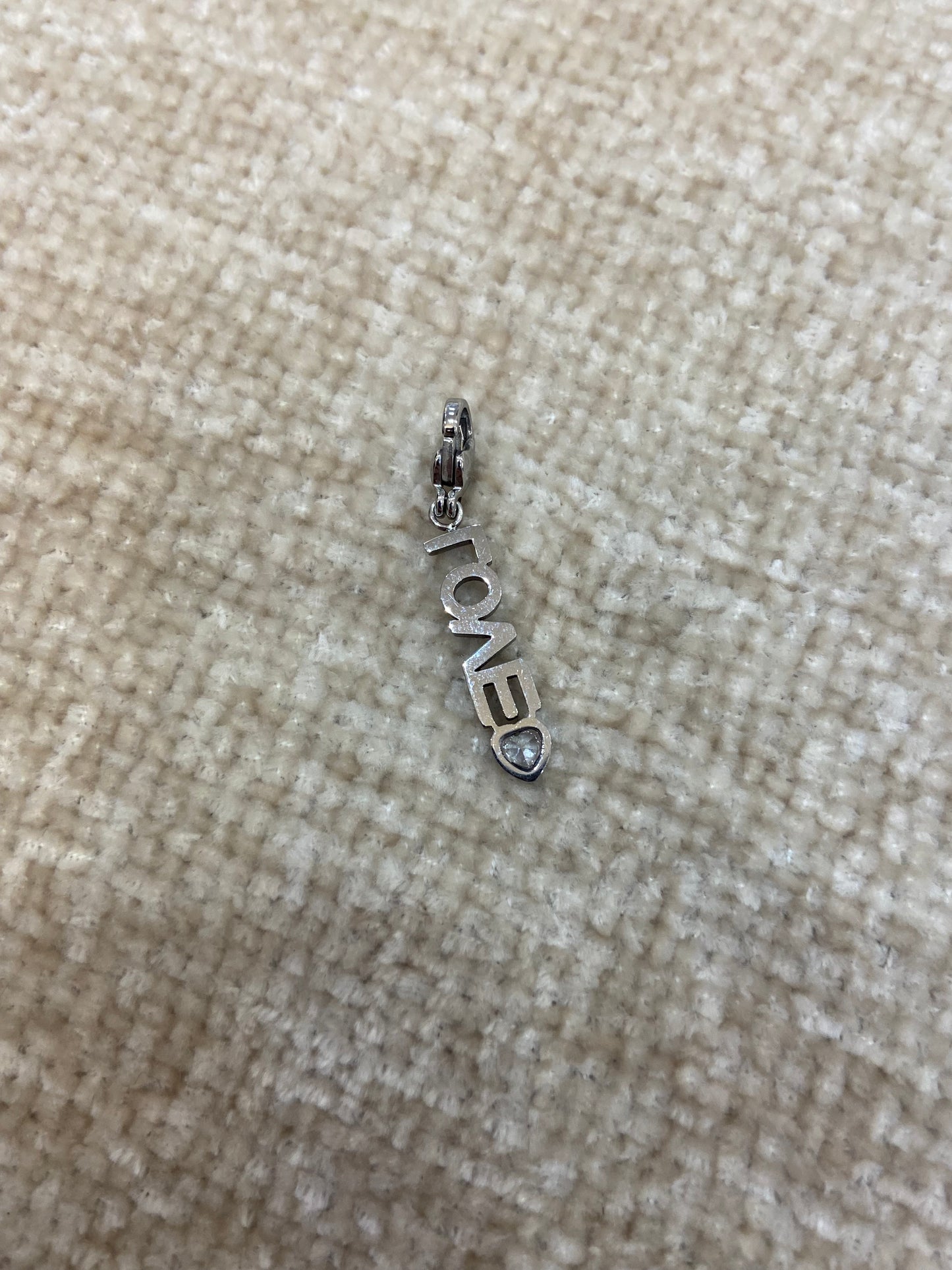 Breloque Love argenté