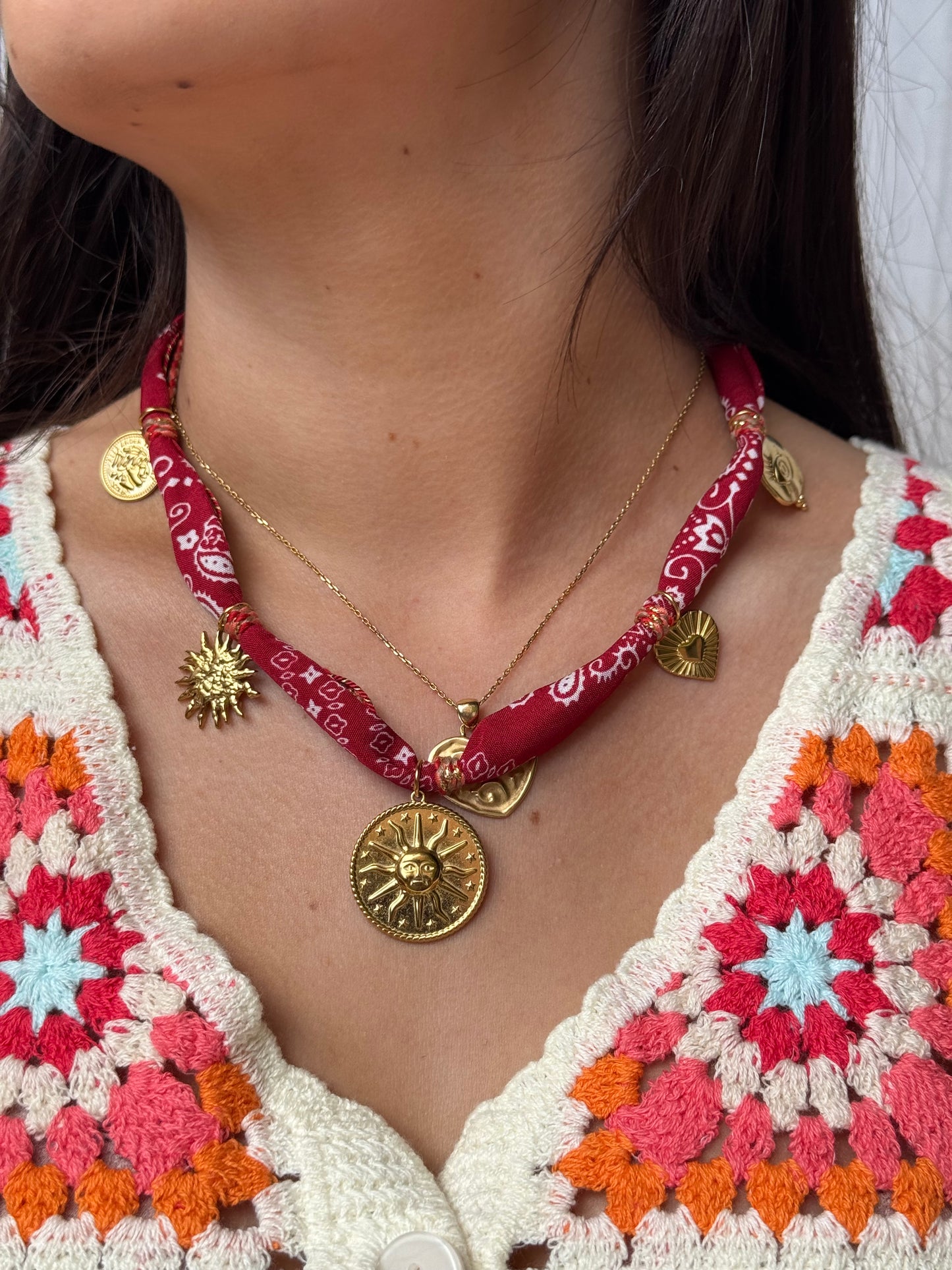 collier breloque rouge