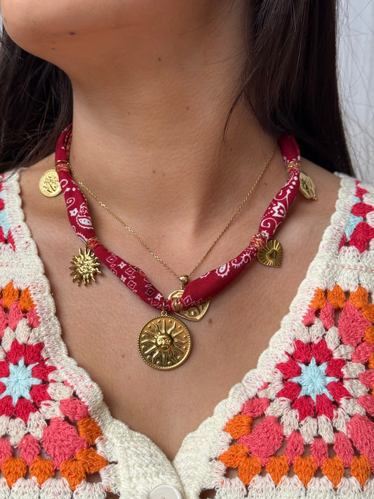 collier breloque rouge